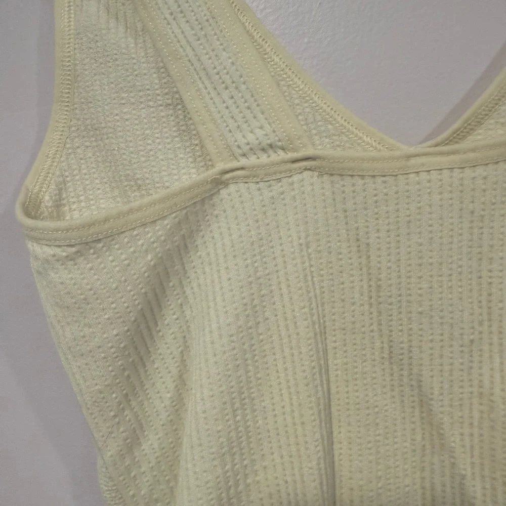 White ribbed old‎ navy stretch tank top